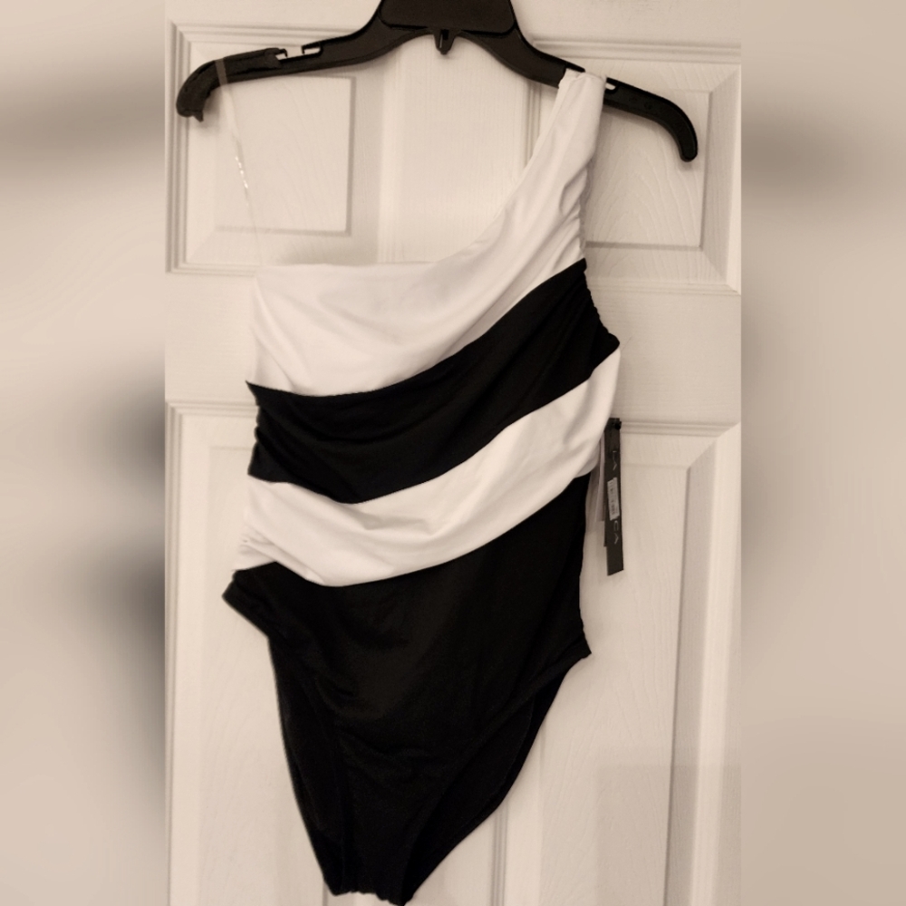 LA BLANCA Island Goddess Shirred One Shoulder One Piece Black/White Size 8 - Picture 4 of 12